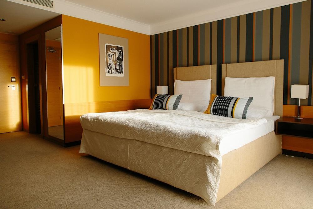Impiq Hotel Trnava Exterior photo